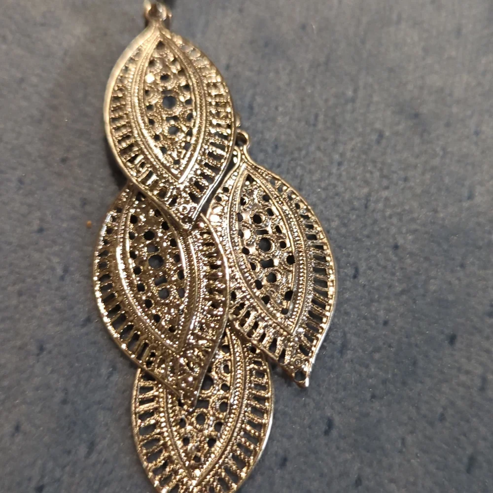 Earings - Picture 2 of 2